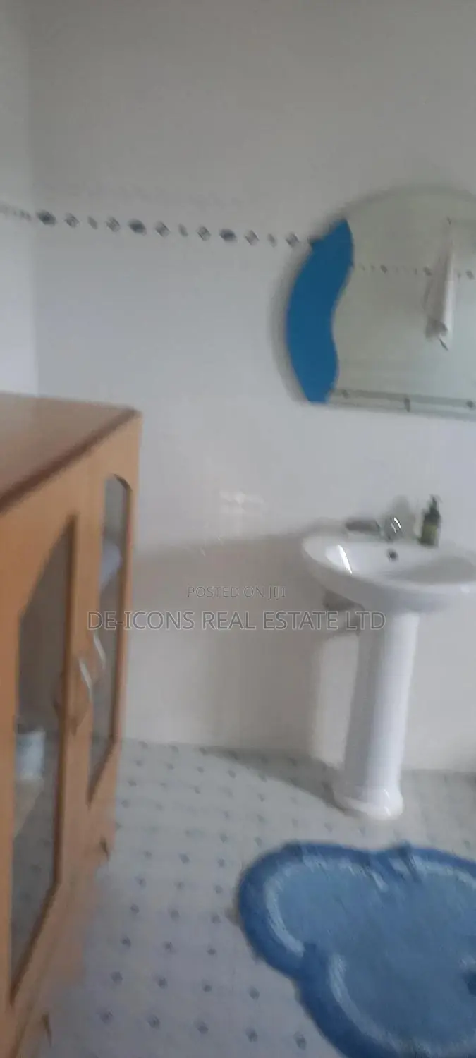 7bdrm Duplex in De-Icons Real Estate, Awutu Senya East Municipal