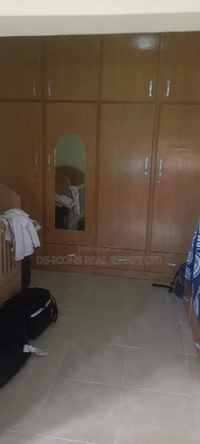 7bdrm Duplex in De-Icons Real Estate, Awutu Senya East Municipal