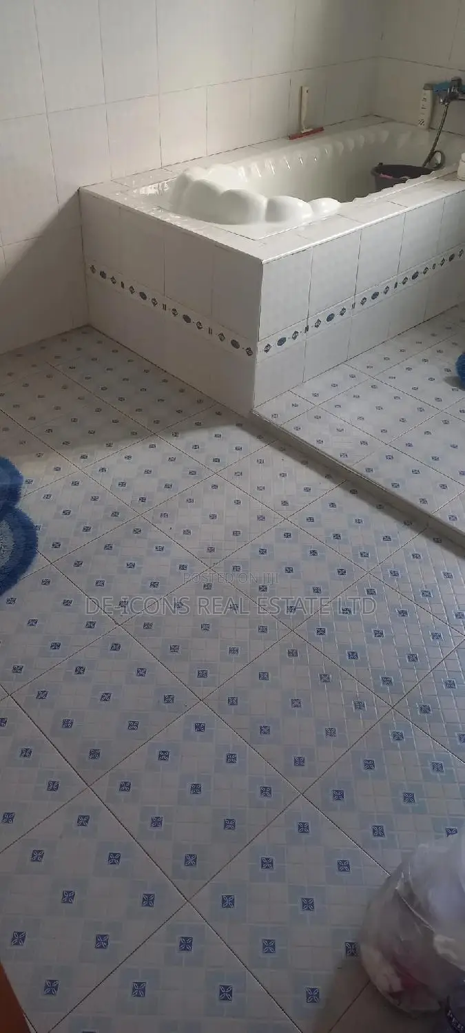 7bdrm Duplex in De-Icons Real Estate, Awutu Senya East Municipal