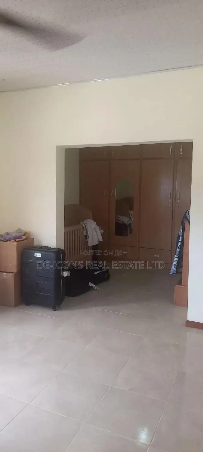 7bdrm Duplex in De-Icons Real Estate, Awutu Senya East Municipal