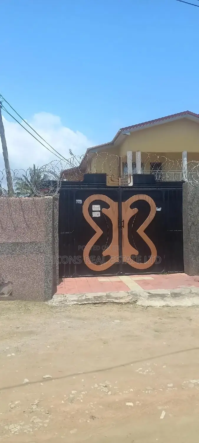 7bdrm Duplex in De-Icons Real Estate, Awutu Senya East Municipal