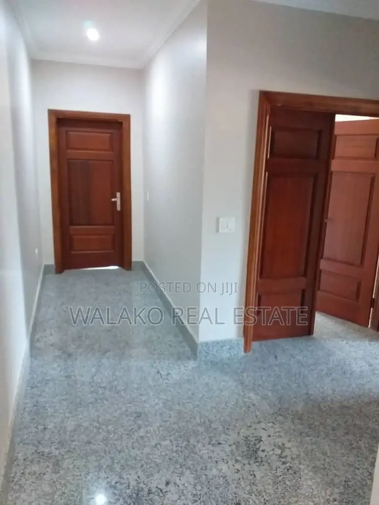 18bdrm Mansion in Walako, Cantonments for sale