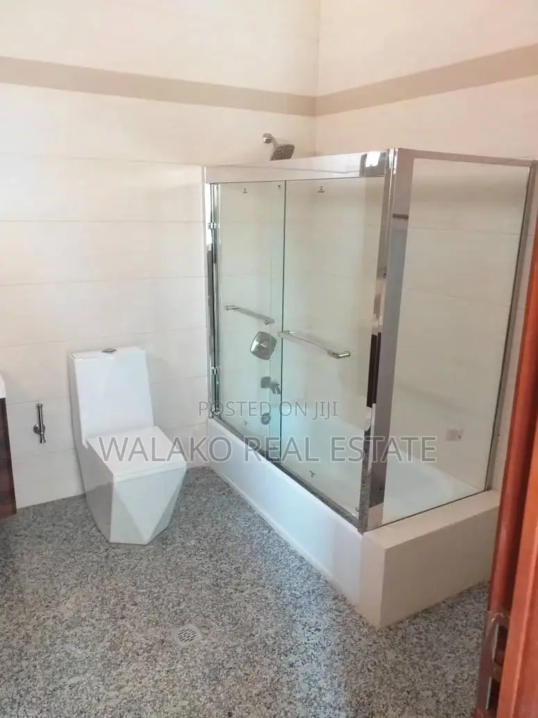18bdrm Mansion in Walako, Cantonments for sale