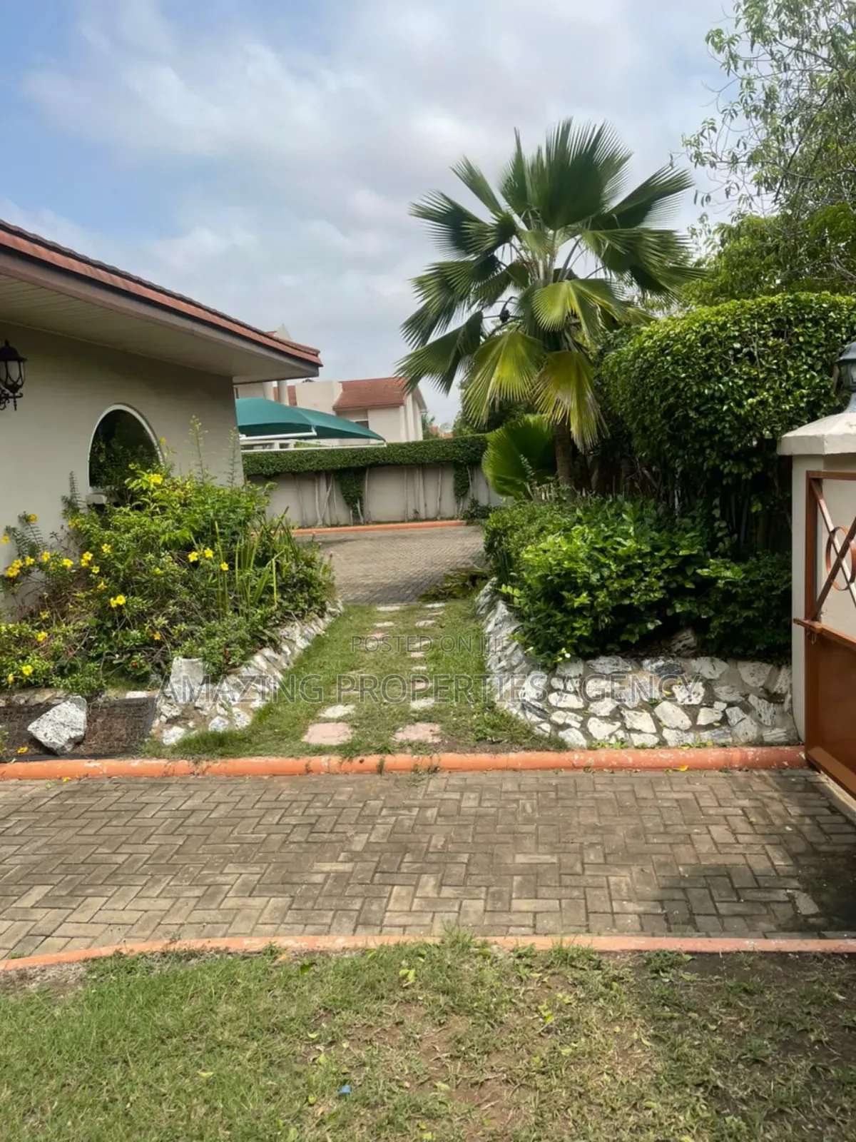 4bdrm House in Airport Residential Area for rent