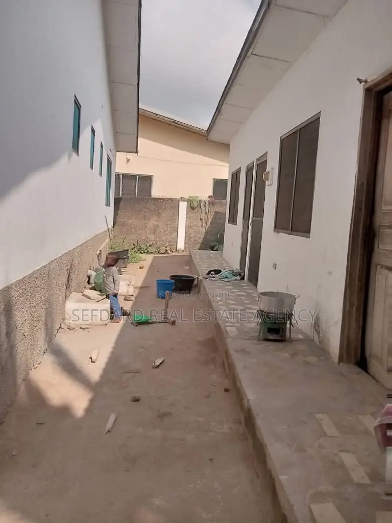 5bdrm House in Pokuase for sale
