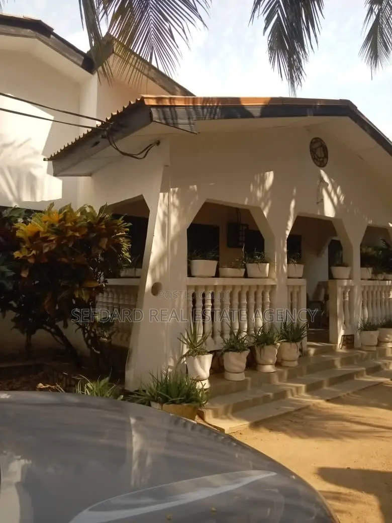 5bdrm House in Pokuase for sale