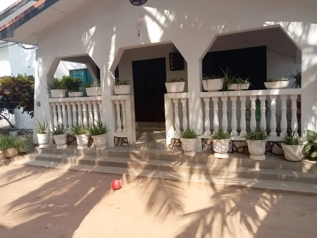 5bdrm House in Pokuase for sale