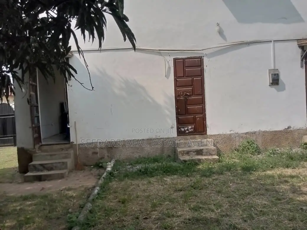 5bdrm House in Pokuase for sale