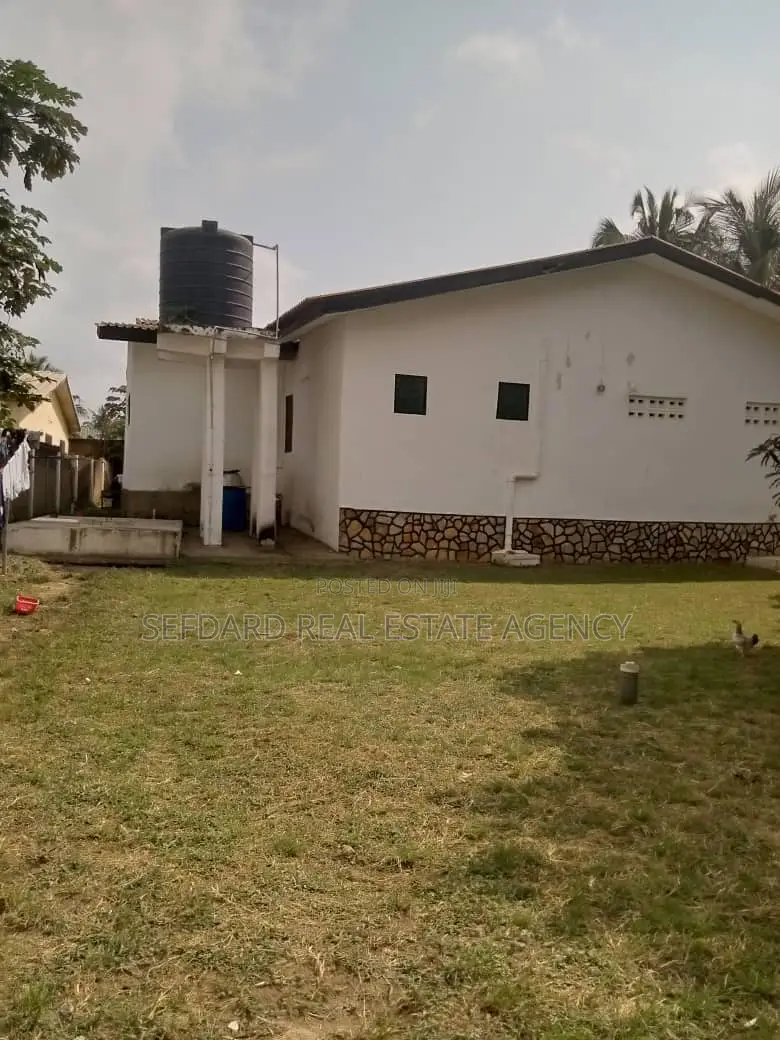 5bdrm House in Pokuase for sale