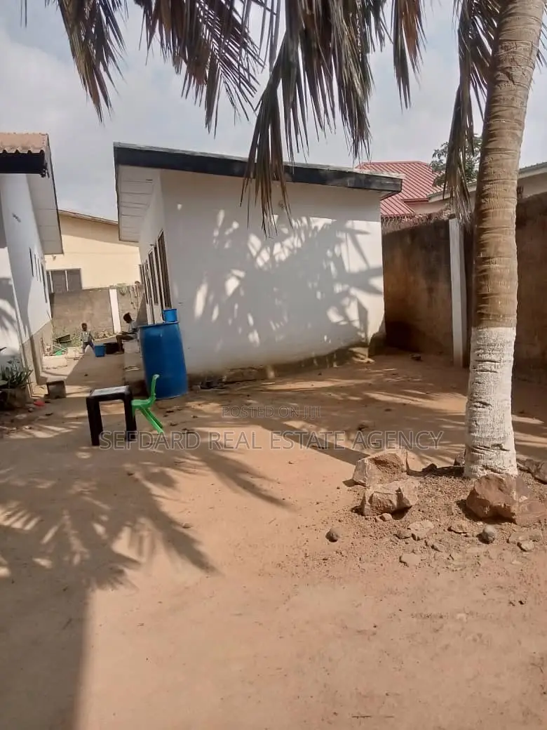 5bdrm House in Pokuase for sale