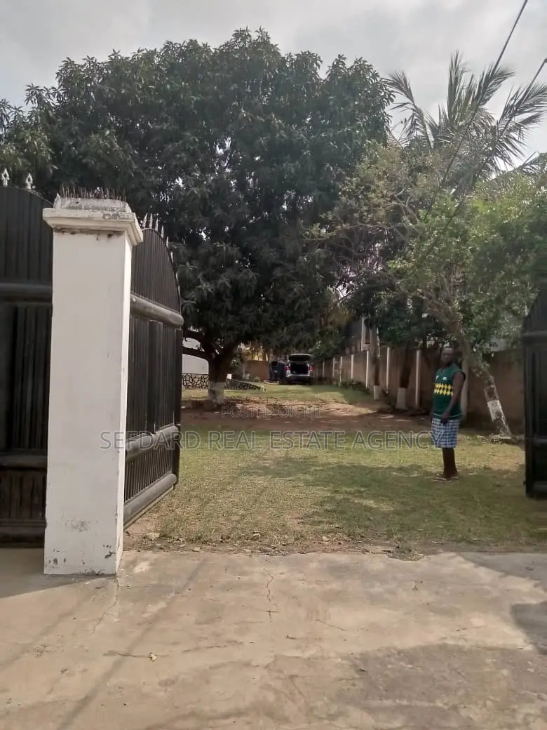 5bdrm House in Pokuase for sale