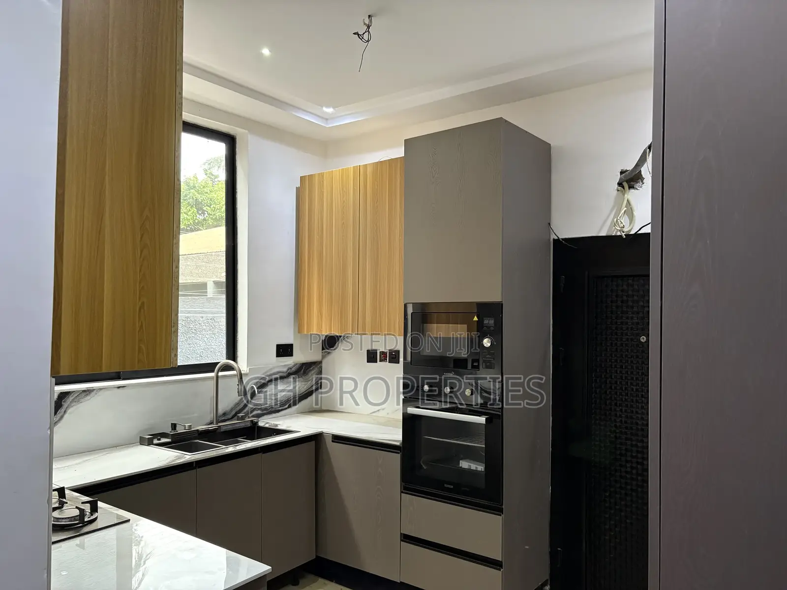 4bdrm Duplex in Ahodwo Runabout, Kumasi Metropolitan for sale