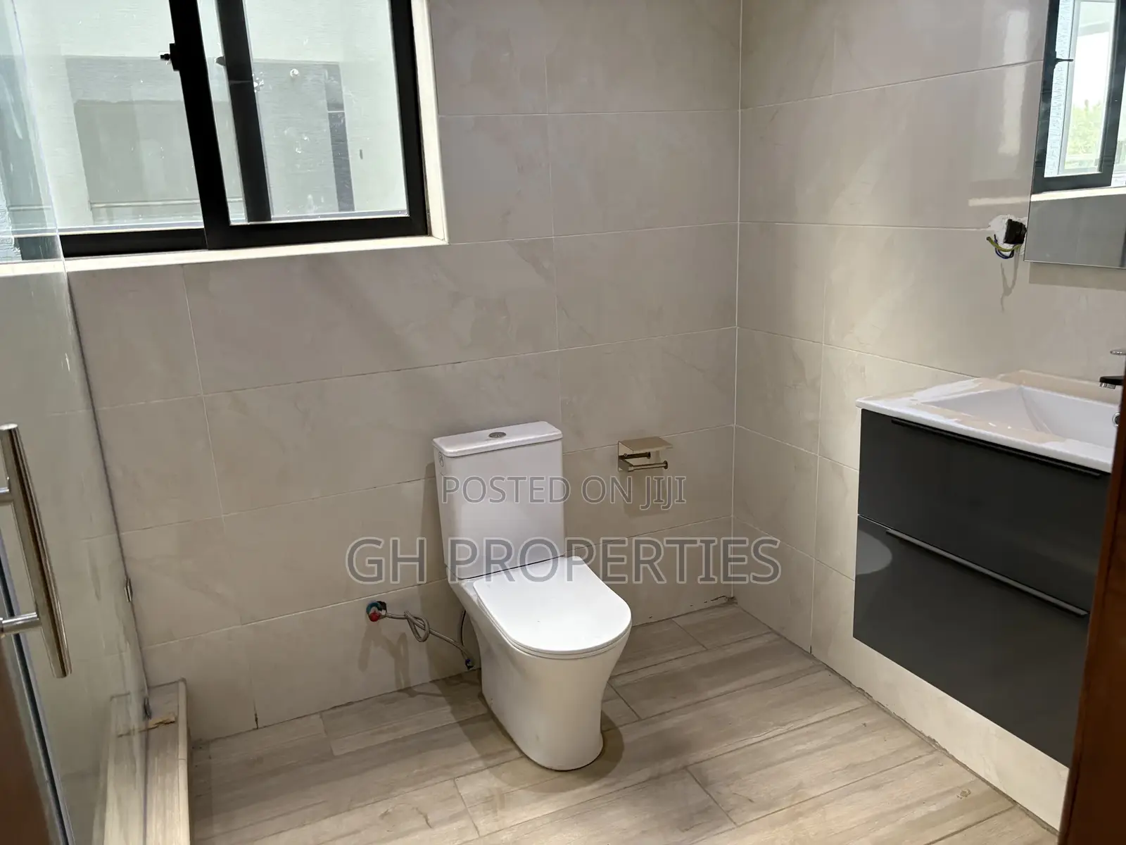 4bdrm Duplex in Ahodwo Runabout, Kumasi Metropolitan for sale