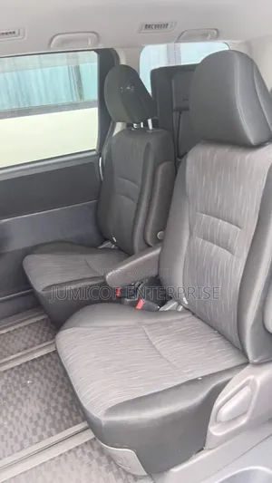 Toyota Voxy 2011 Silver