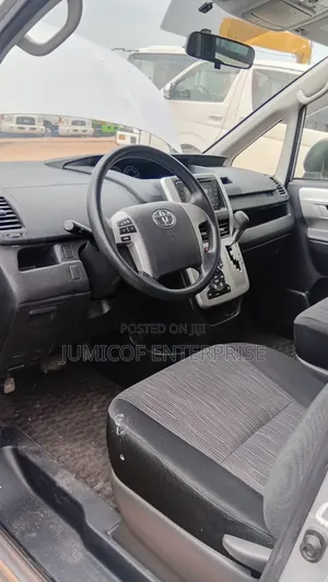 Toyota Voxy 2011 Silver
