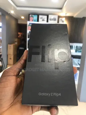 Photo - New Samsung Galaxy Z Flip4 128 GB Black