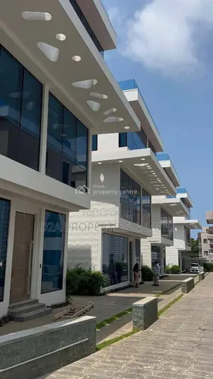 4bdrm Townhouse / Terrace in Cantonment, Acquinas for rent