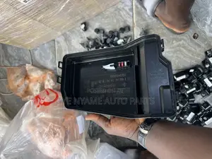 Toyota Highlander 2014:2019 Fuse Box Cover