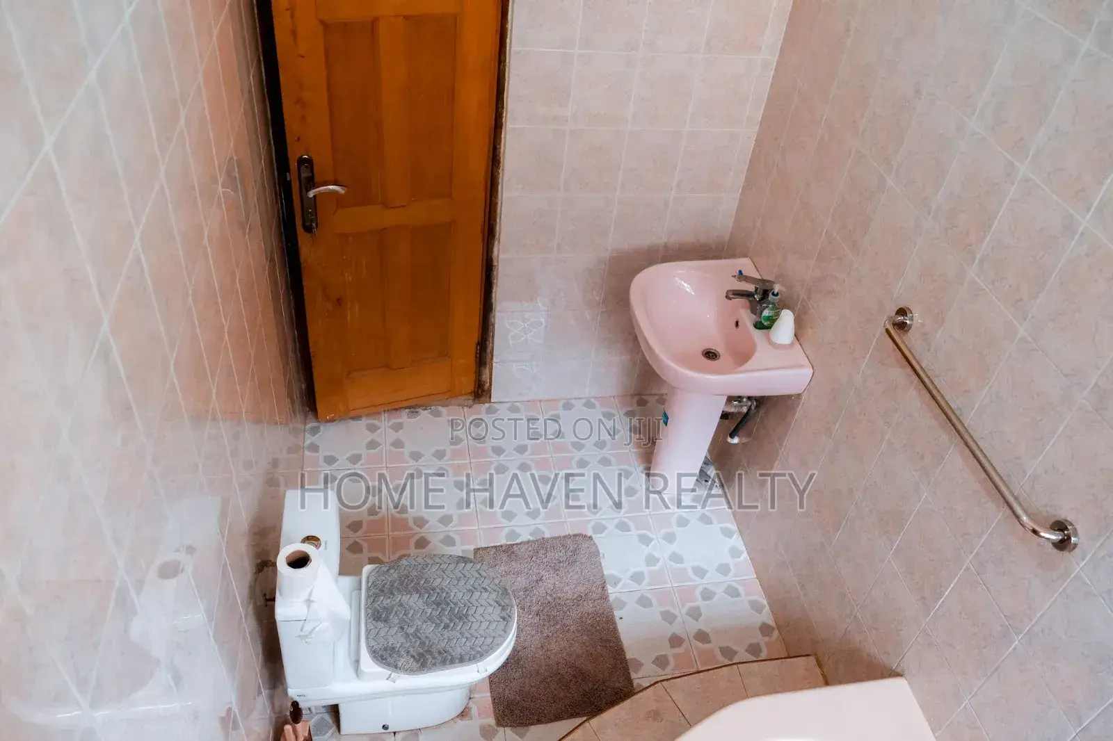 5bdrm House in Jafata, Sakumono for rent