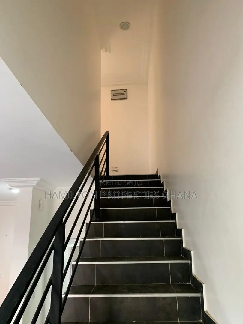 3bdrm House in 14Th Avenue, East Legon for rent