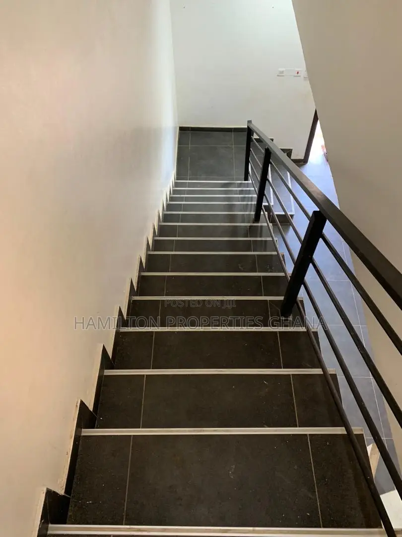 3bdrm House in 14Th Avenue, East Legon for rent