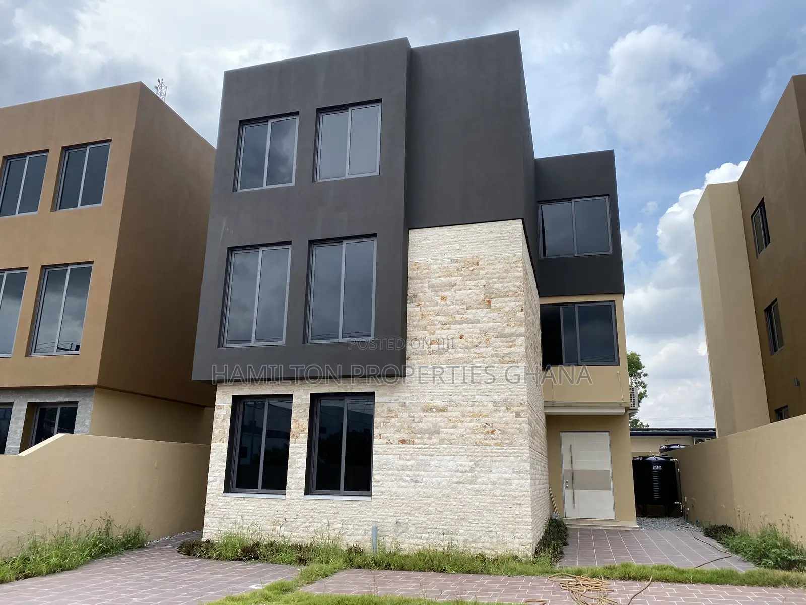 4bdrm Mansion in East Legon, Boundary Road Area for rent