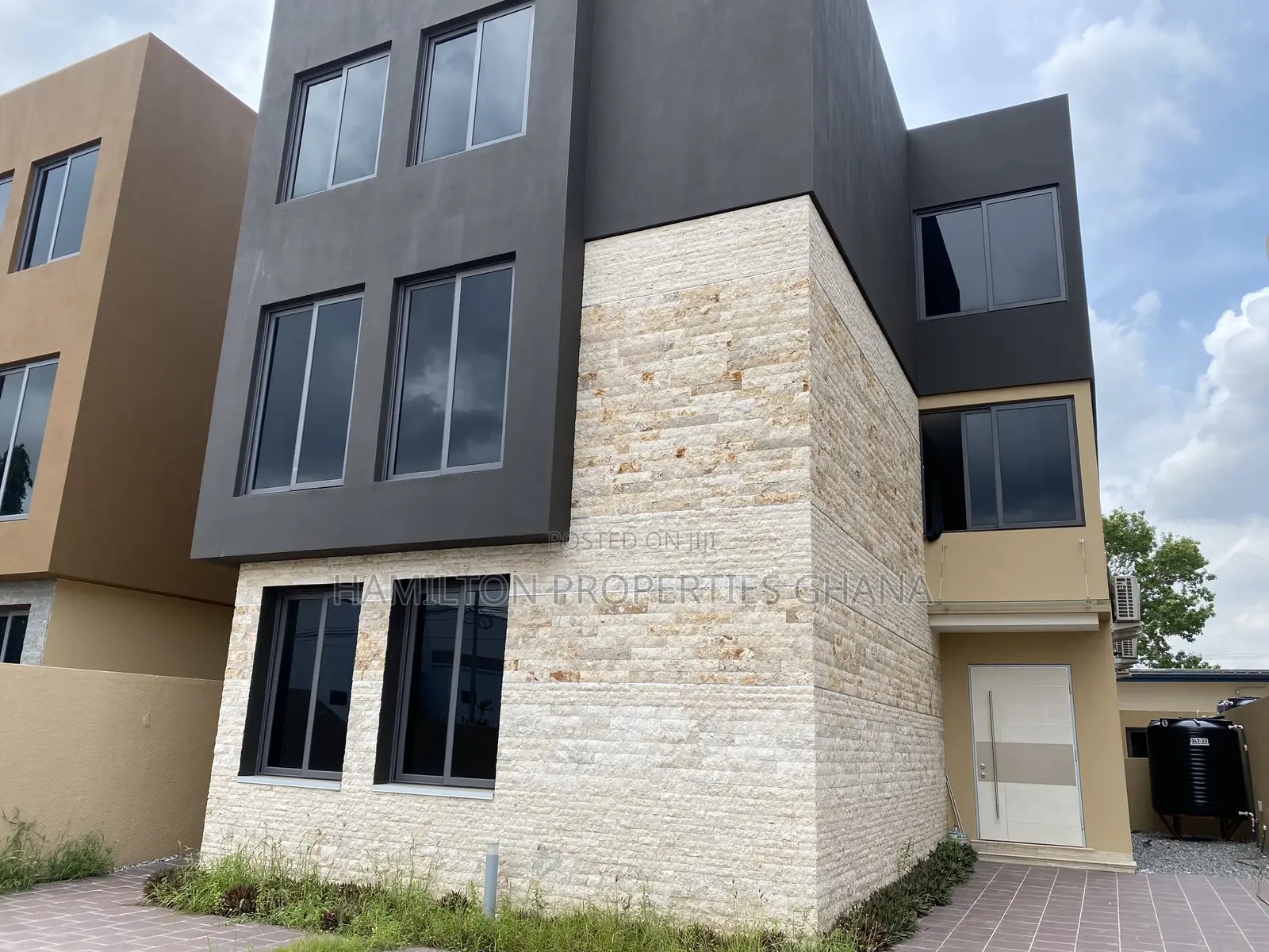 4bdrm Mansion in East Legon, Boundary Road Area for rent