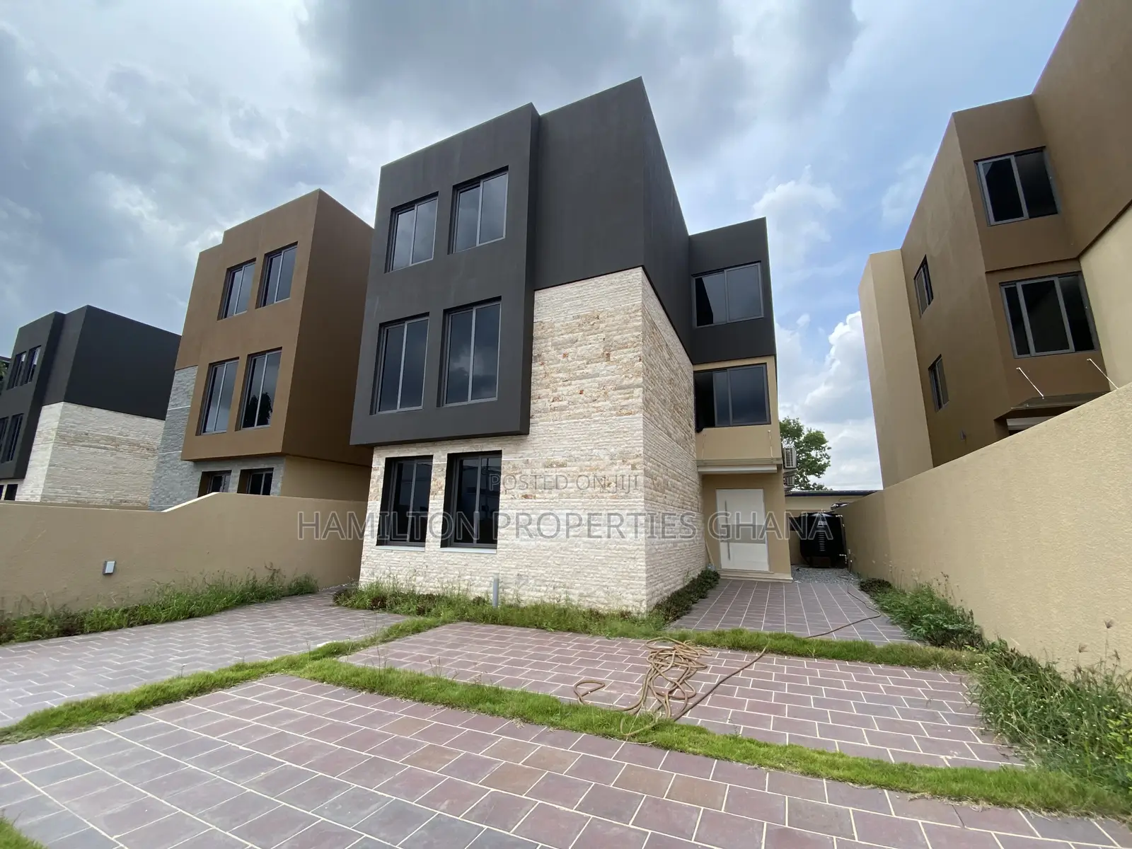4bdrm Mansion in East Legon, Boundary Road Area for rent