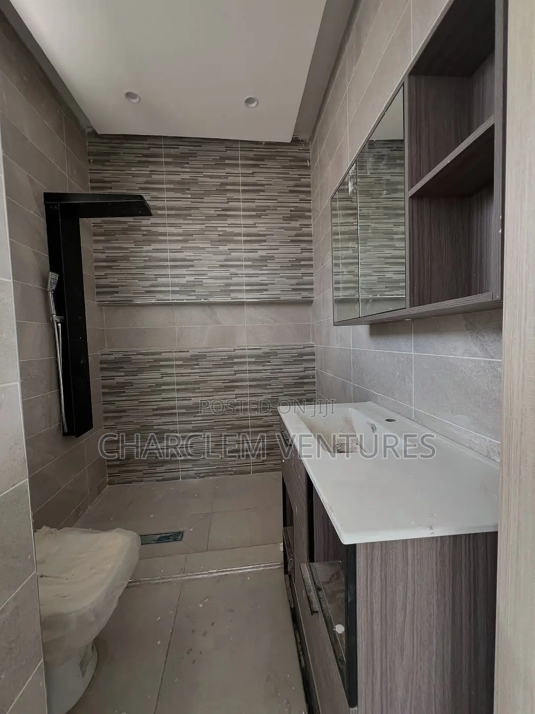 4bdrm House in Charclem Ventures, Accra Metropolitan for sale