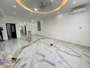 4bdrm Mansion in Lakeside for sale