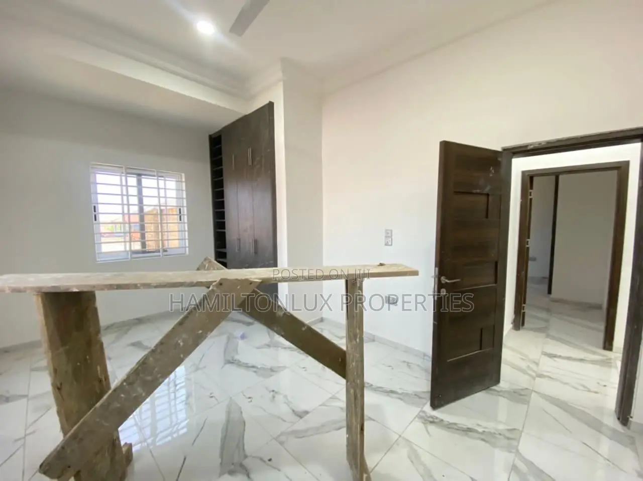 4bdrm Mansion in Lakeside for sale