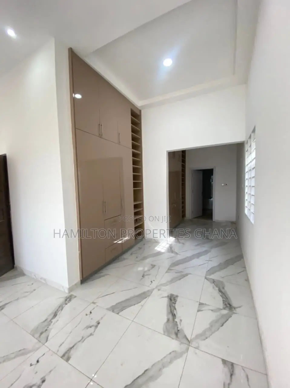 4bdrm Mansion in Lakeside for sale