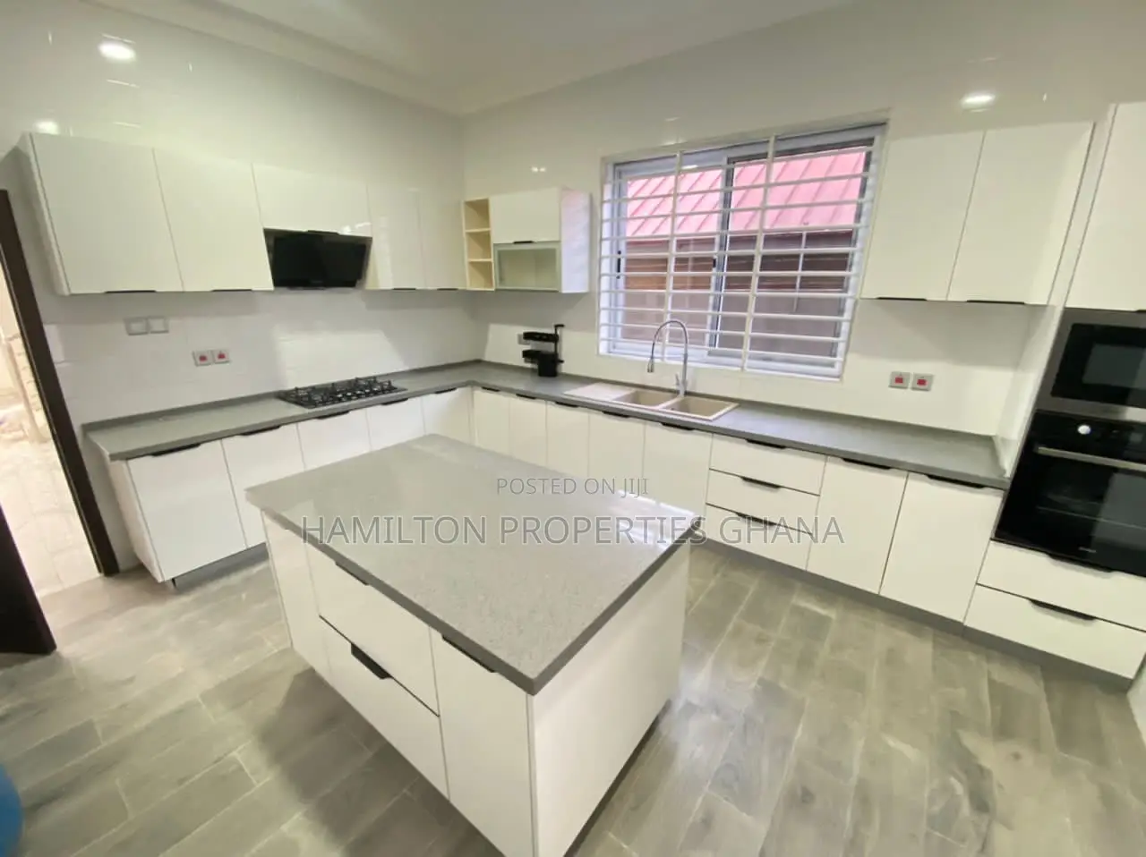 4bdrm Mansion in Lakeside for sale