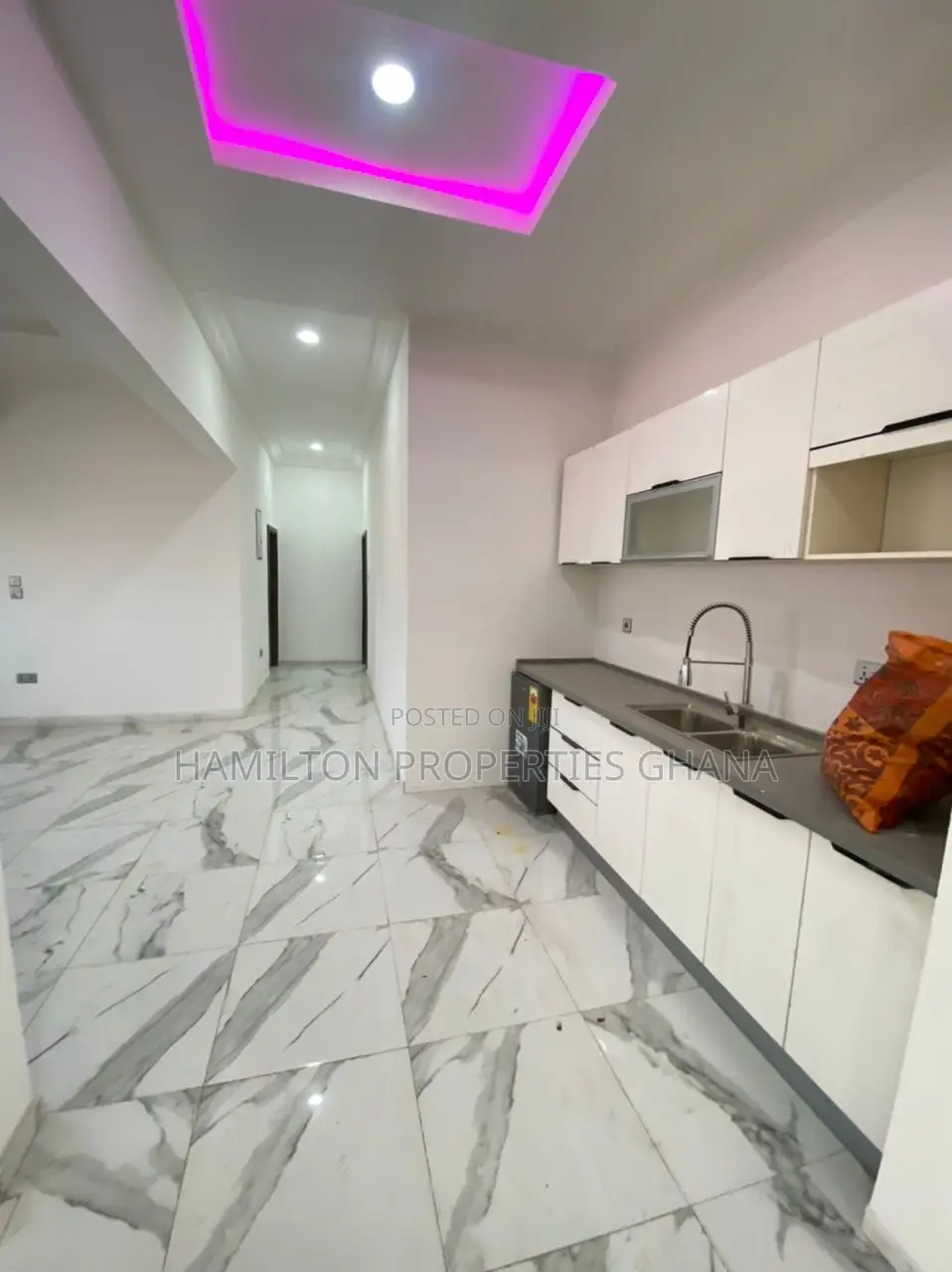 4bdrm Mansion in Lakeside for sale