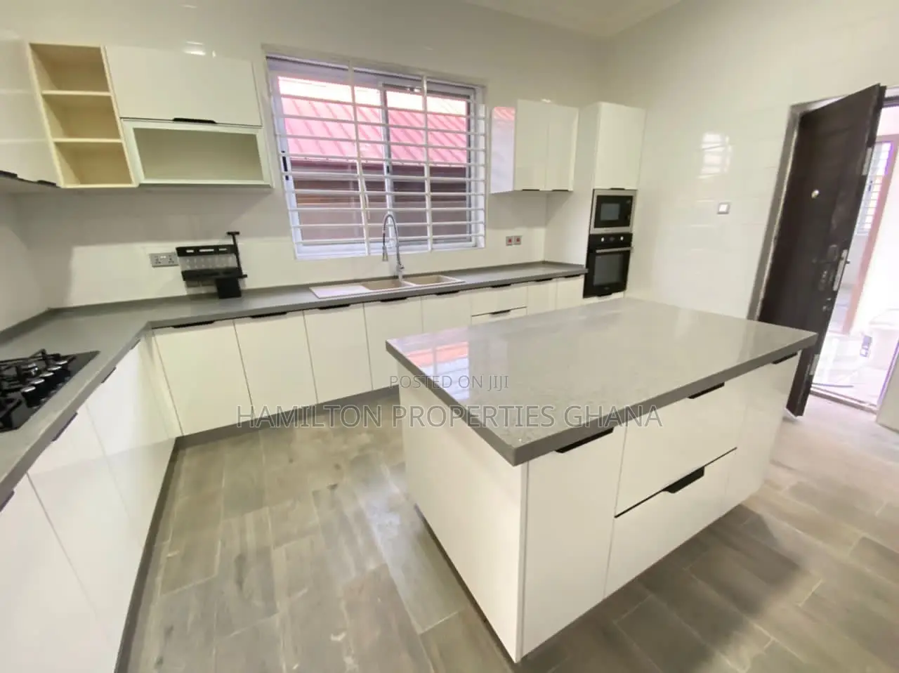 4bdrm Mansion in Lakeside for sale