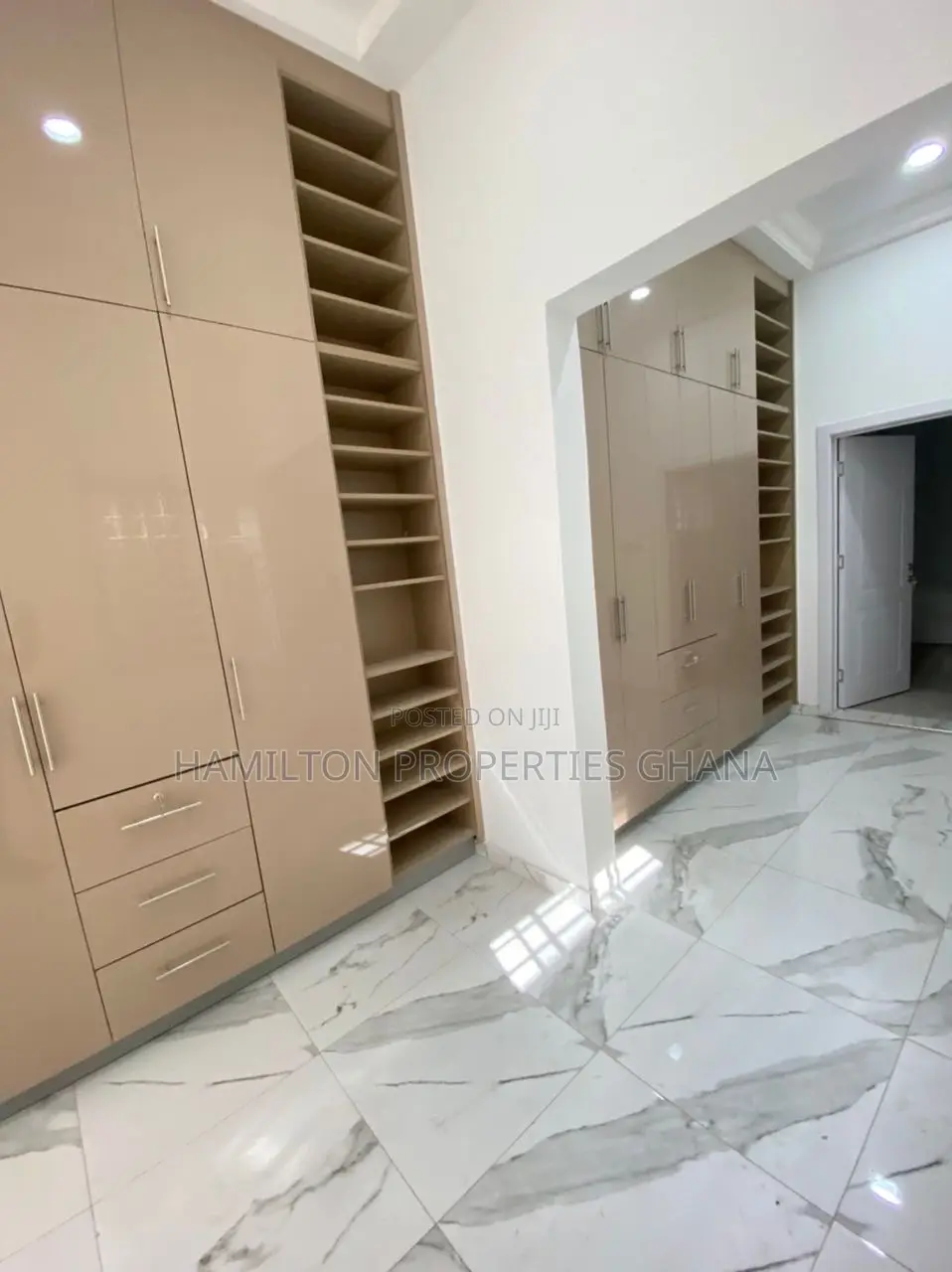 4bdrm Mansion in Lakeside for sale