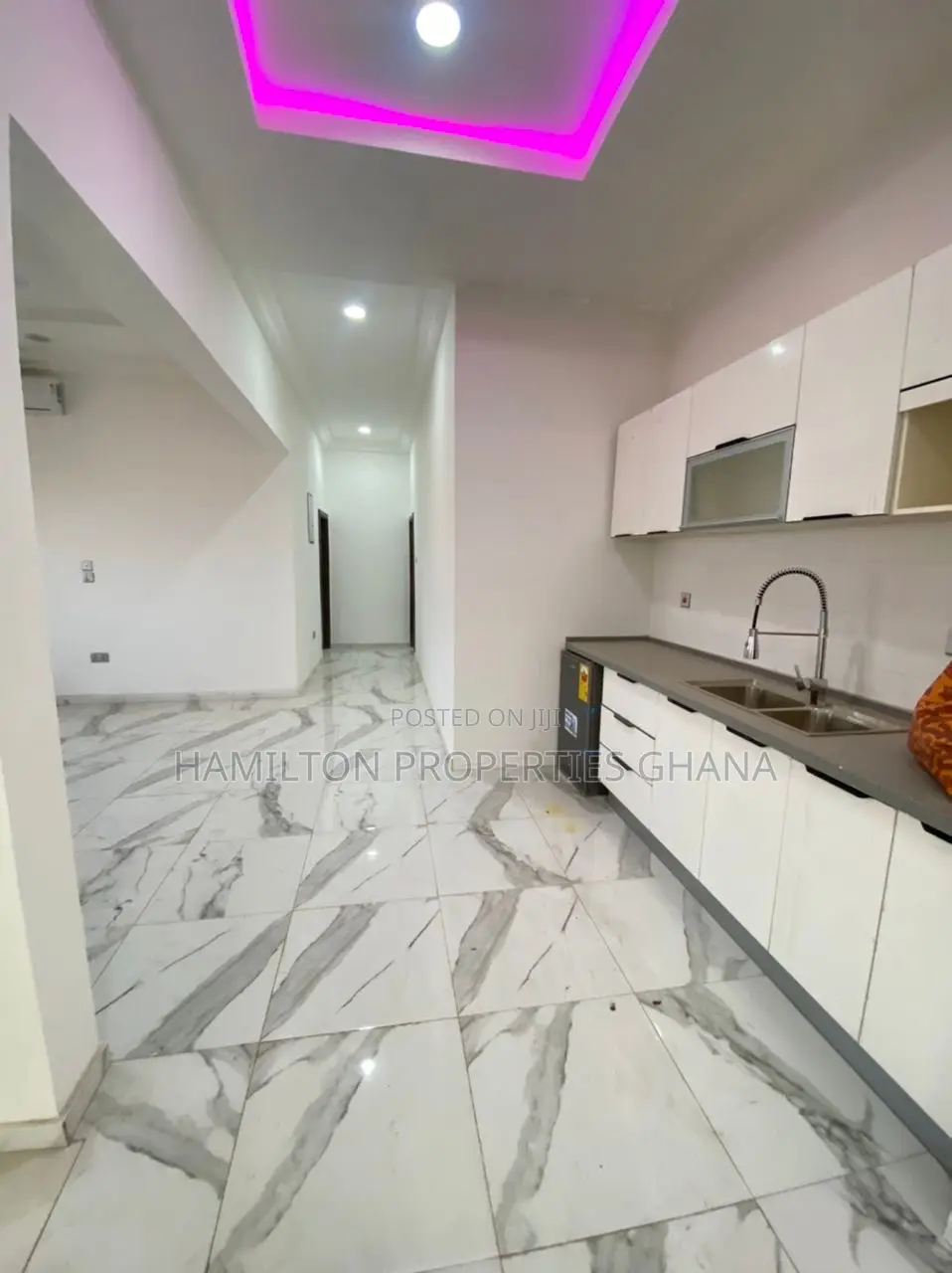4bdrm Mansion in Lakeside for sale