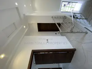 3bdrm House in School Junction Bvld for rent