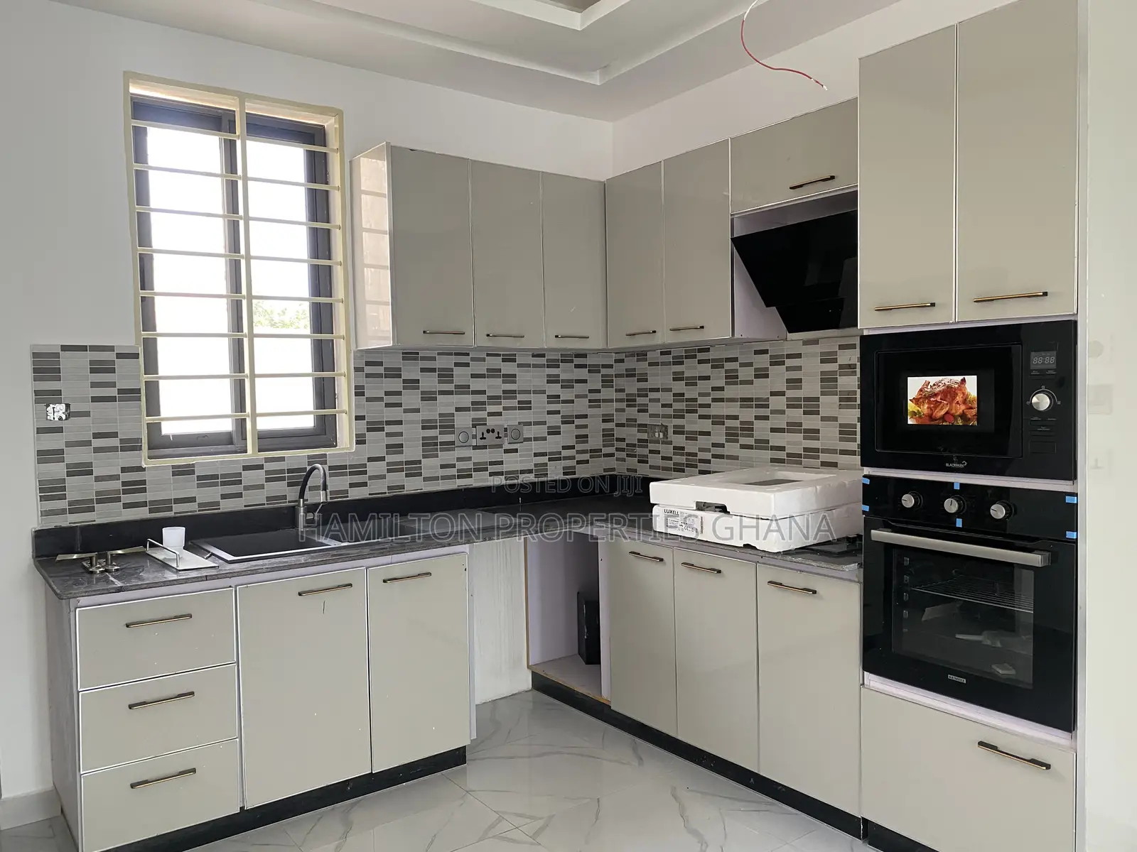 3bdrm House in School Junction Bvld for rent