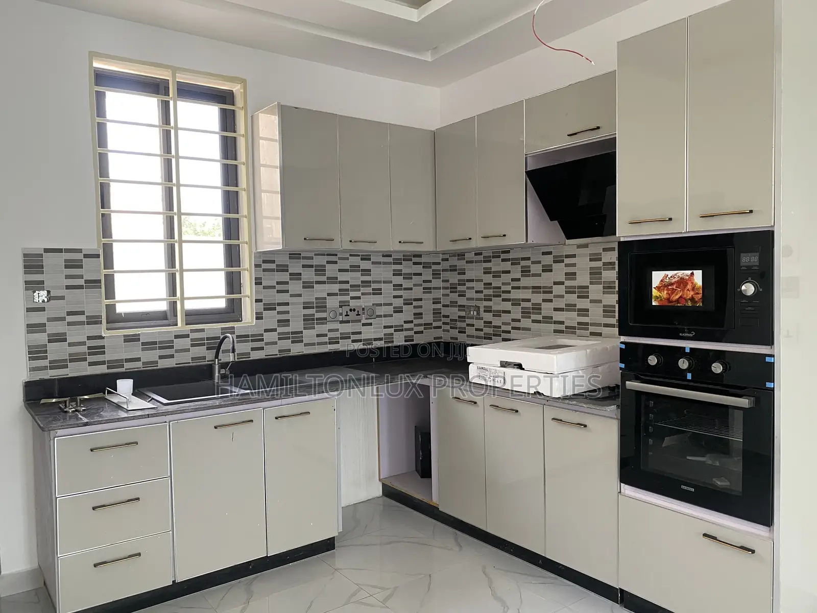 3bdrm House in School Junction Bvld for rent