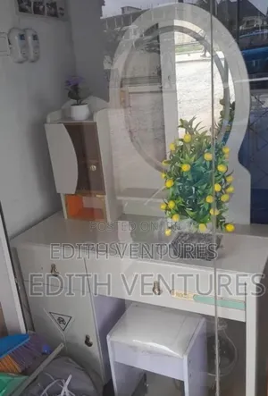 Dressing Mirror With Round Mirror Space