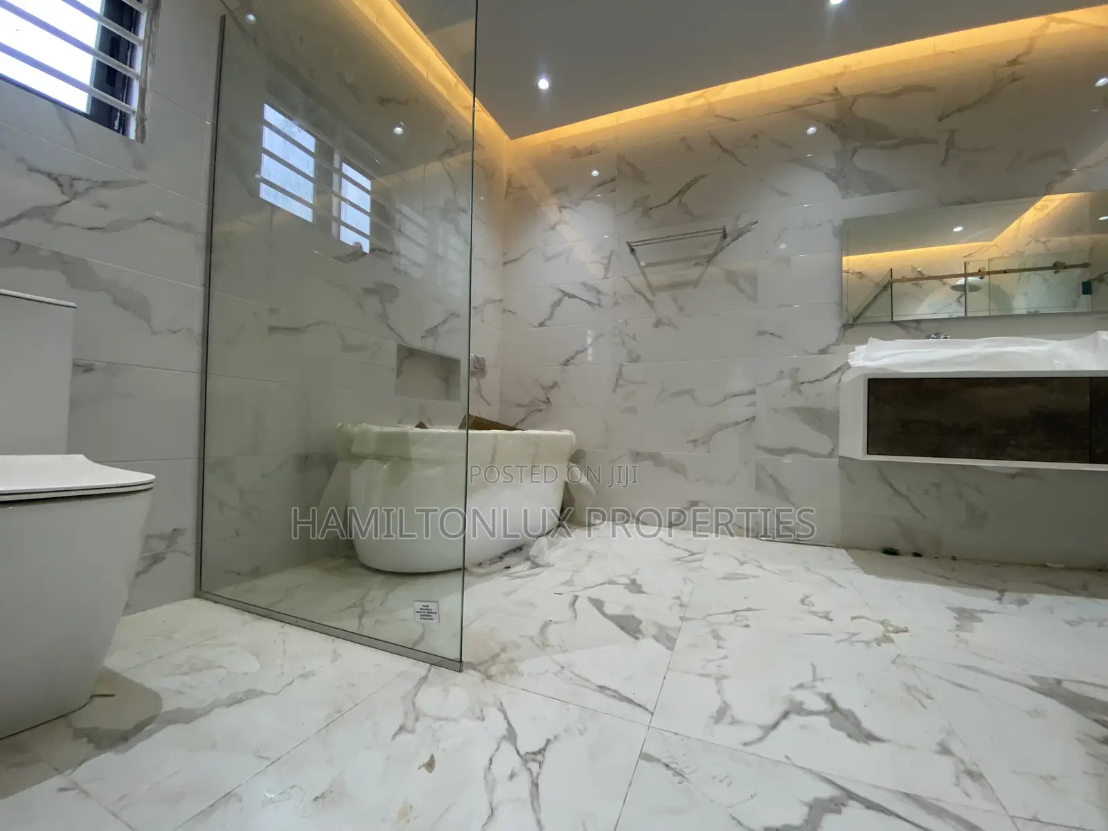 4bdrm Mansion in Lakeside Plot 4, Ashaley Botwe for sale