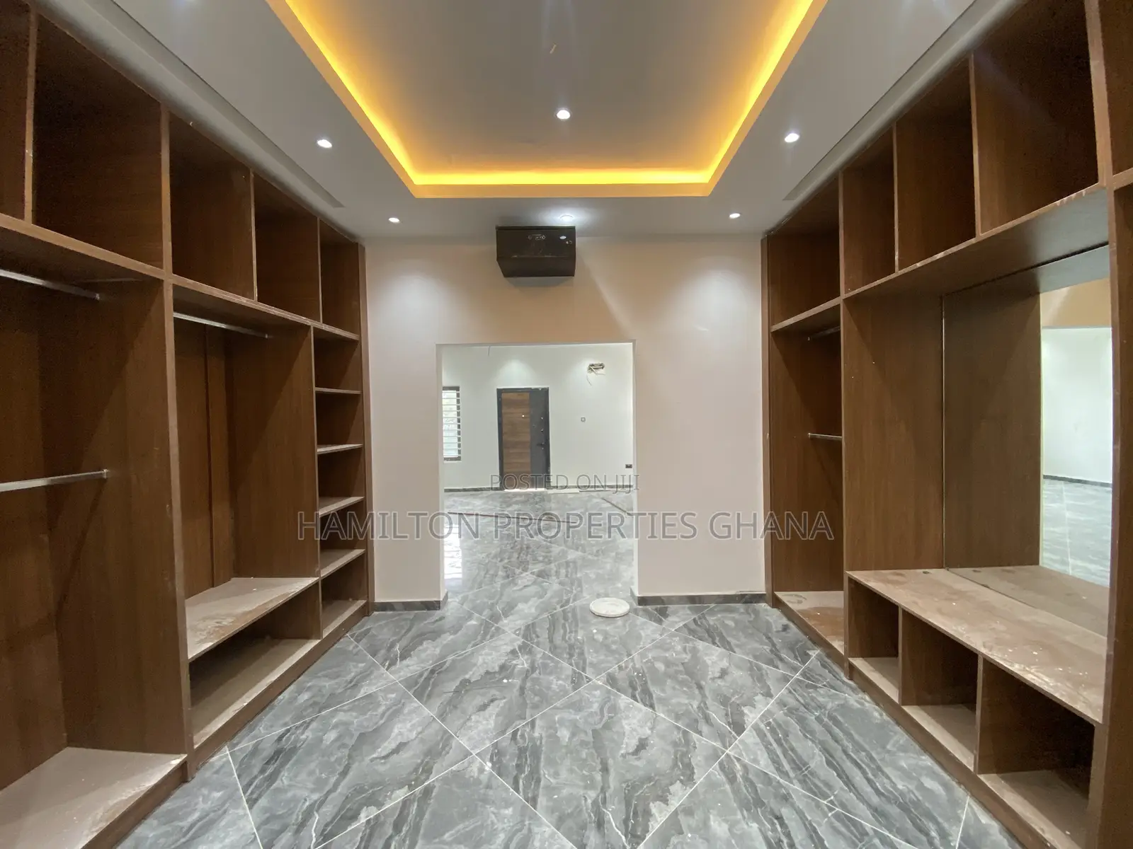 4bdrm Mansion in Lakeside Plot 4, Ashaley Botwe for sale