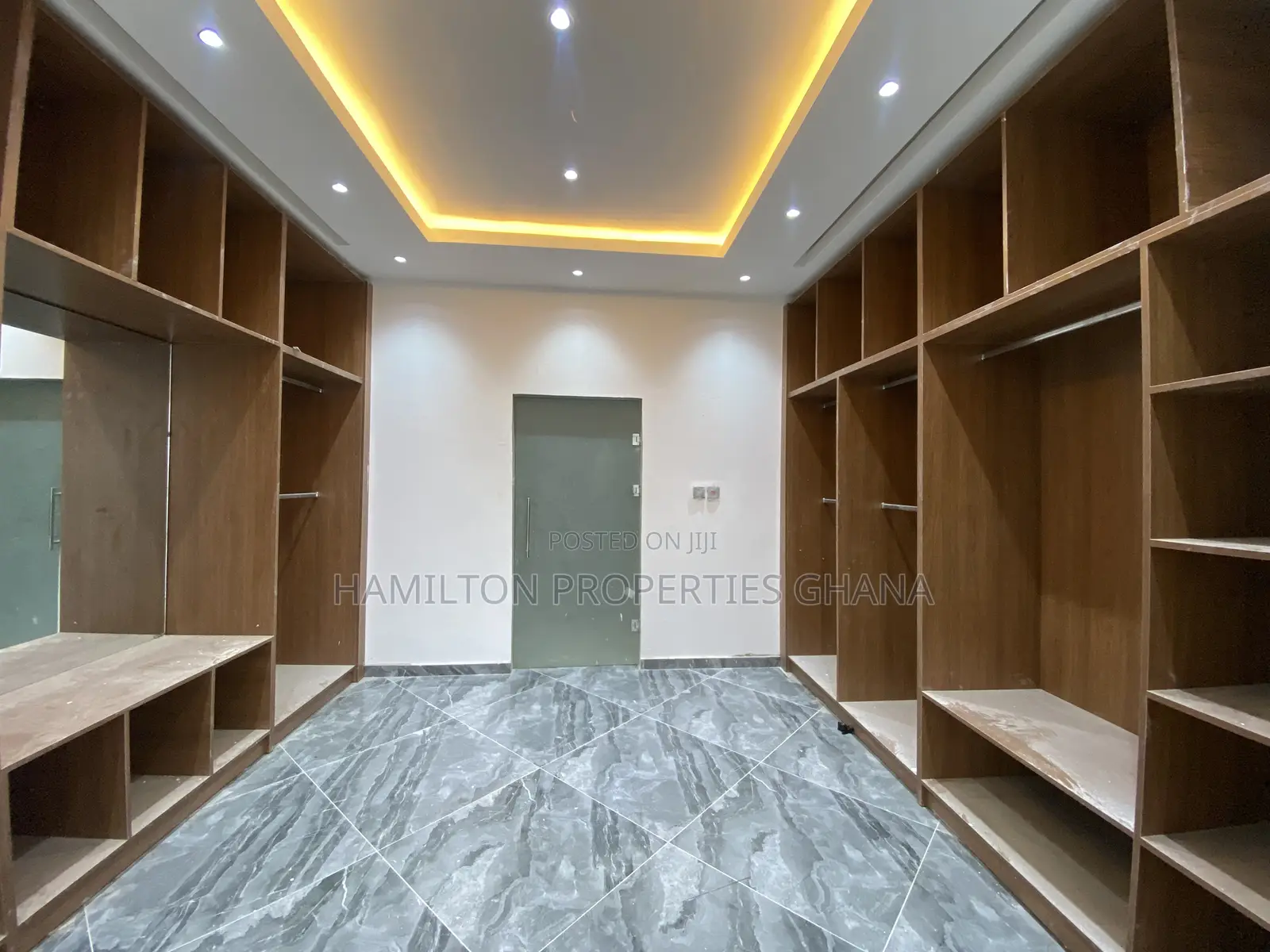 4bdrm Mansion in Lakeside Plot 4, Ashaley Botwe for sale