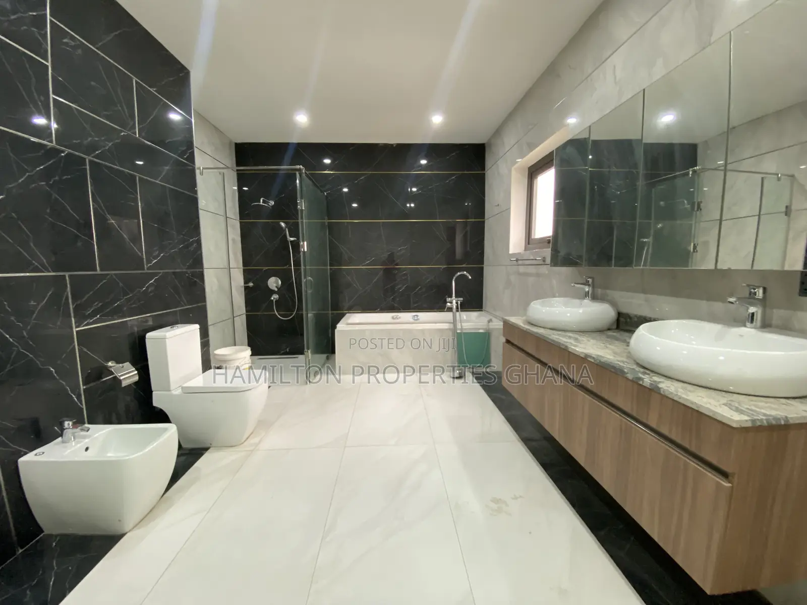 6bdrm Mansion in East Legon, Boundary Road Area for sale