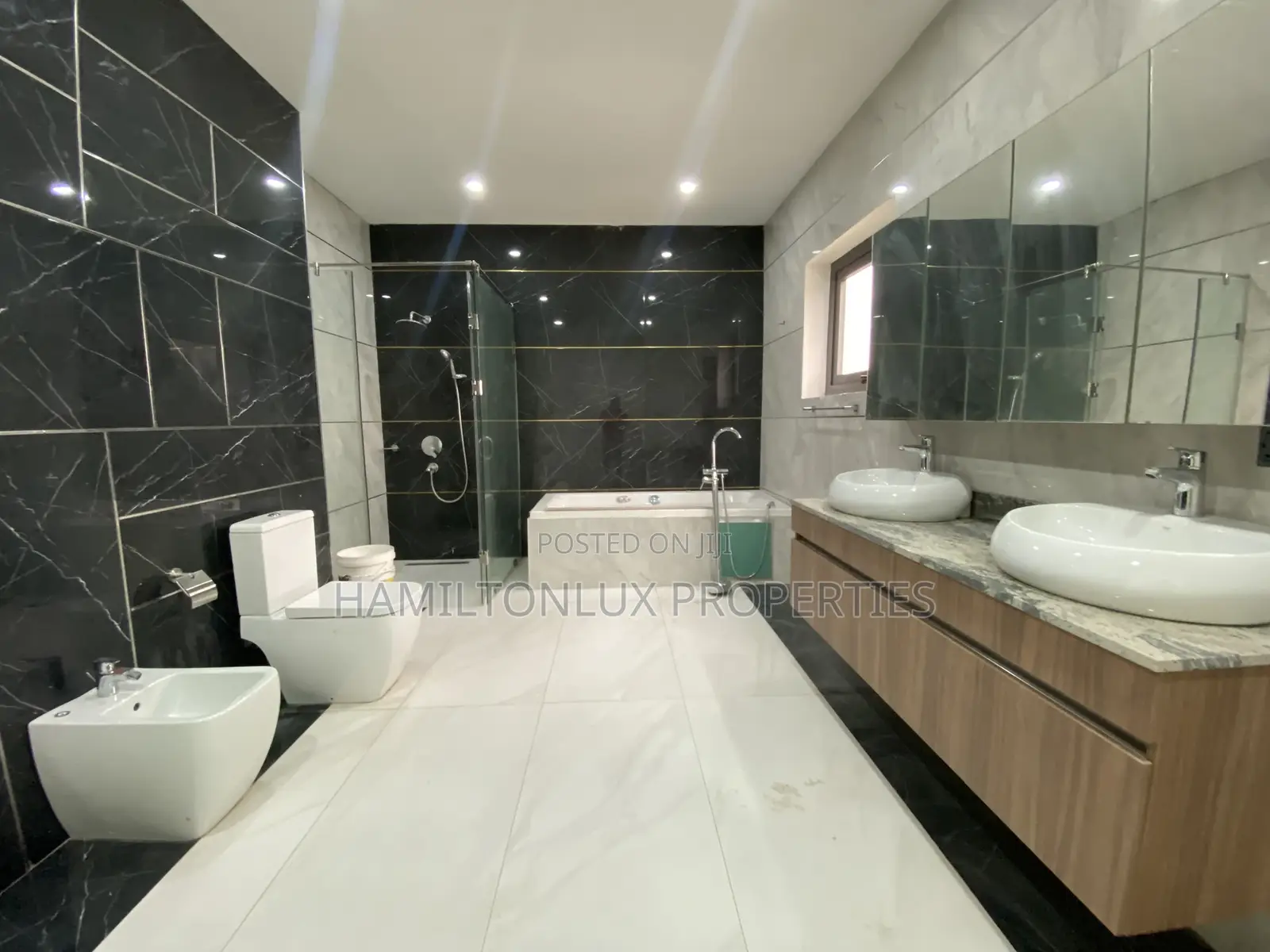 6bdrm Mansion in East Legon, Boundary Road Area for sale