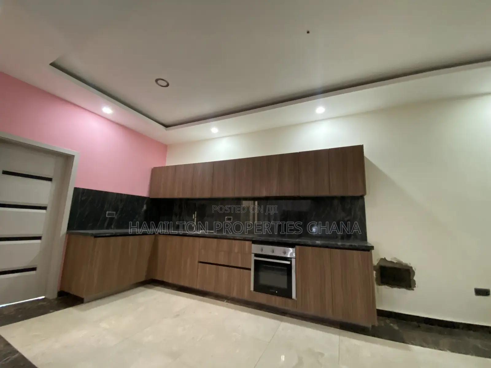 6bdrm Mansion in East Legon, Boundary Road Area for sale