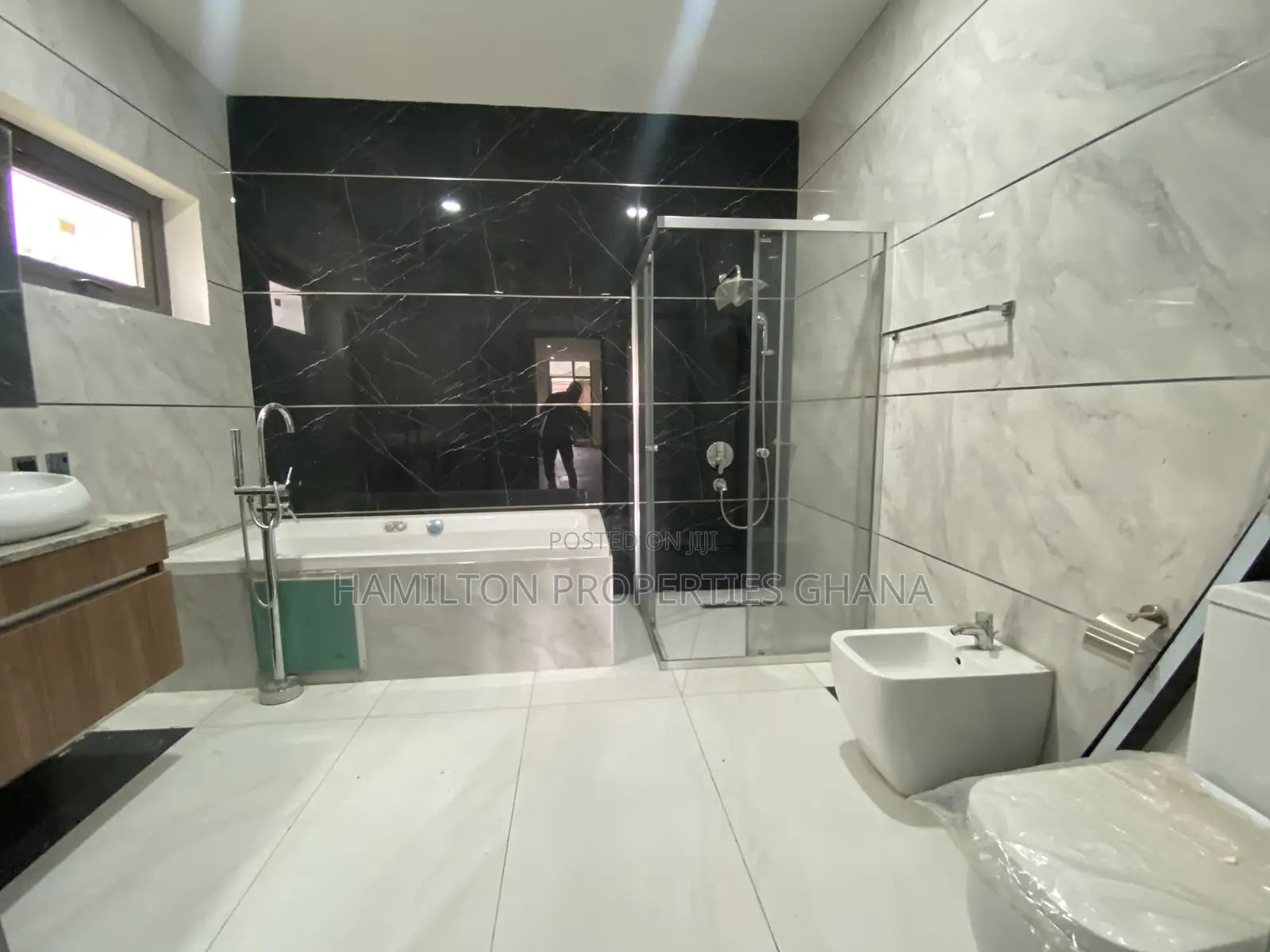 6bdrm Mansion in East Legon, Boundary Road Area for sale