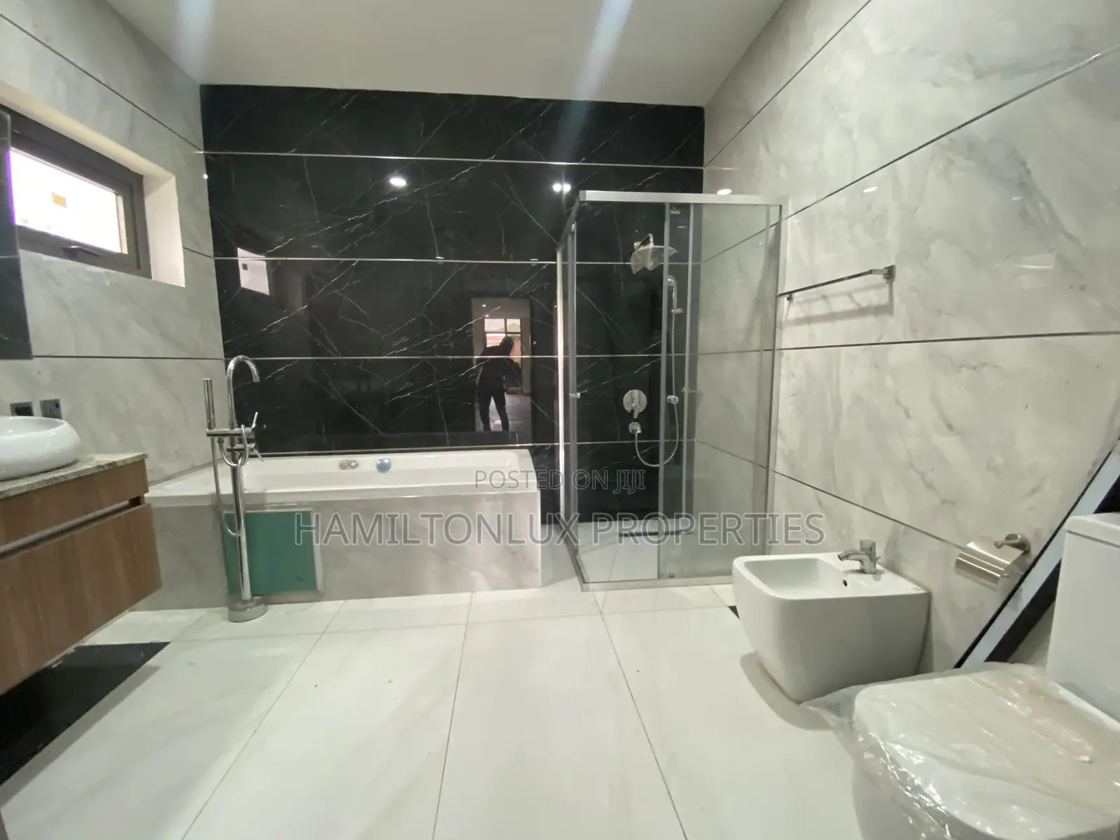 6bdrm Mansion in East Legon, Boundary Road Area for sale