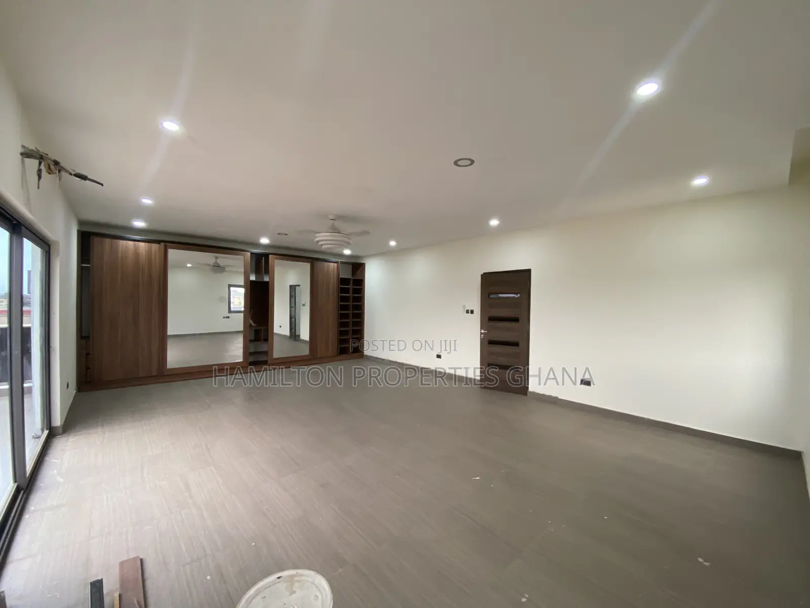6bdrm Mansion in East Legon, Boundary Road Area for sale